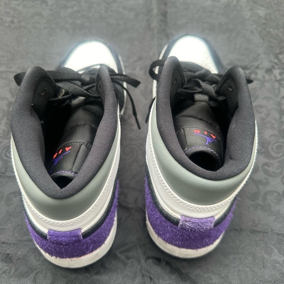 Air Jordan 1 Mid SE 'Varsity Purple'
852542-105 size 12 - Picture 4 of 11